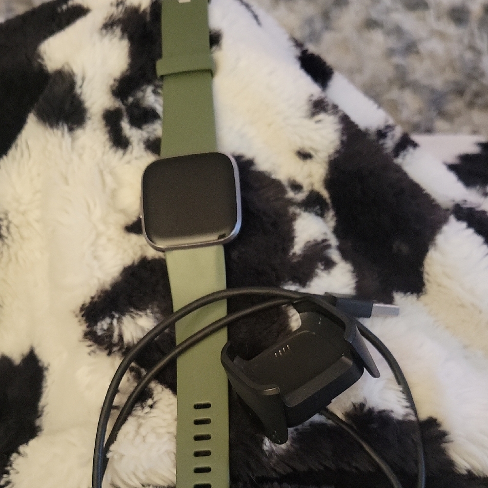 Fitbit Smartwatch Green Black Sleek Design